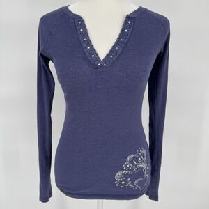 Lei Y2K Fitted Long Sleeve Ribbed Knit Top Small Beaded Logo Graphic Early 2000s